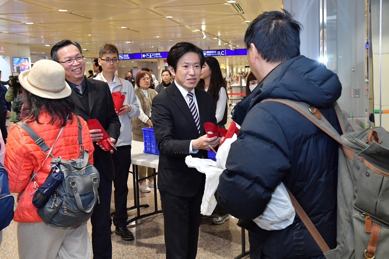 杜拜返國國人抵達桃機　行政院秘書長張惇涵迎接並關懷旅客：政府持續協助國人返臺確保能源供應與物價穩定