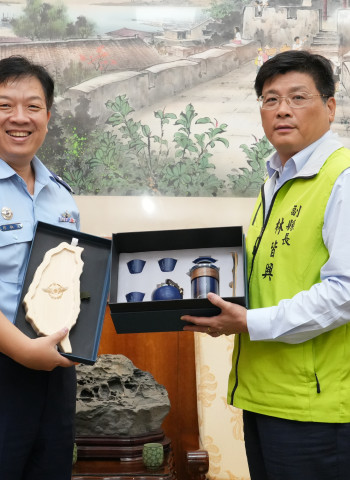 空軍第一聯隊拜會澎湖縣府　攜手深化戰備交流與軍民合作